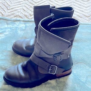 Sorel Black leather and gray suede boots Size 6.5